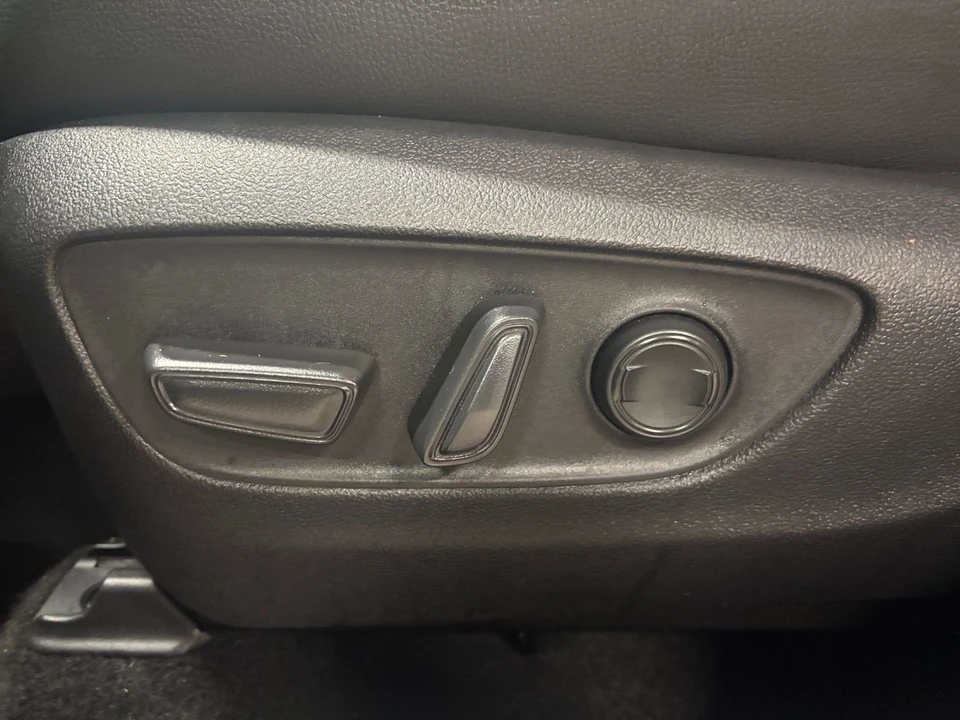 2025 Toyota Highlander - Image 20 of 31
