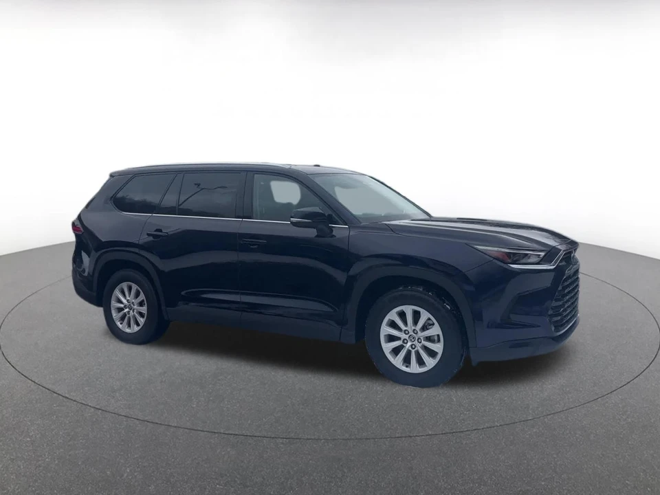 2025 Toyota Highlander - Image 2 of 31