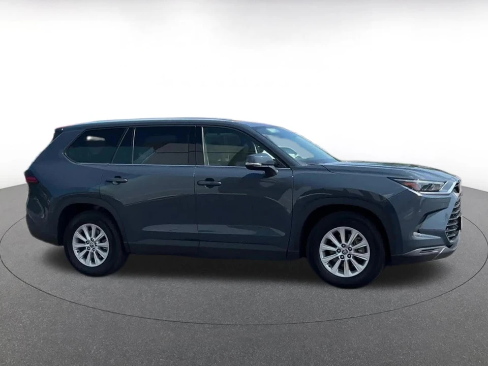 2025 Toyota Highlander - Image 18 of 31