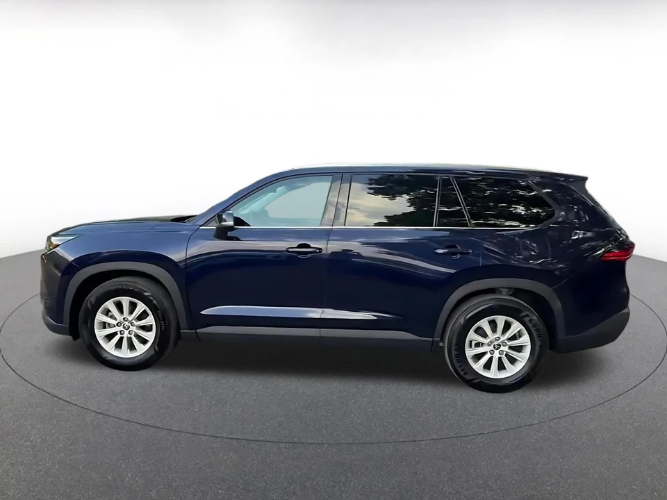 2025 Toyota Highlander - Image 9 of 31