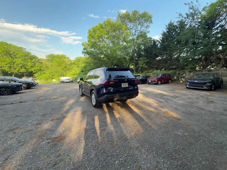 2025 Toyota Highlander - Image 15 of 31