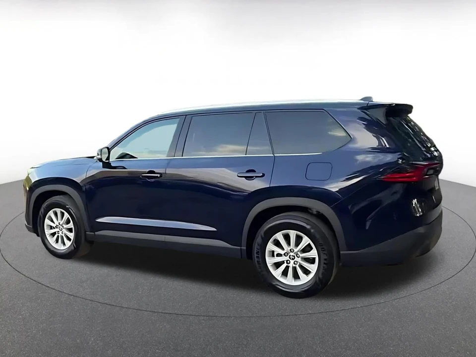 2025 Toyota Highlander - Image 11 of 31