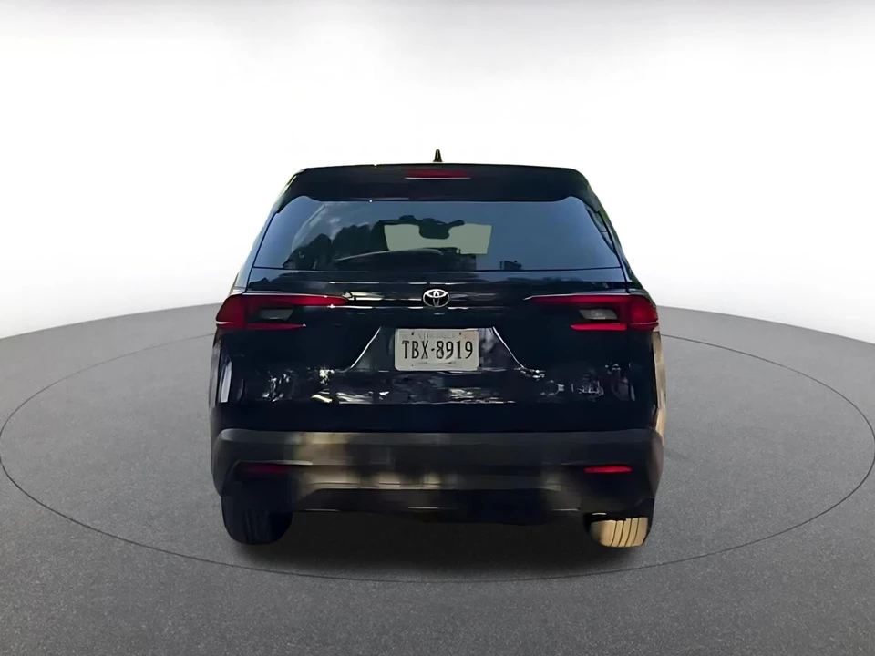 2025 Toyota Highlander - Image 12 of 31