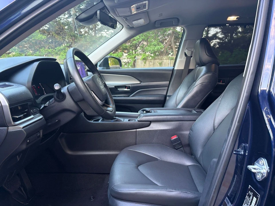 2025 Toyota Highlander - Image 25 of 31