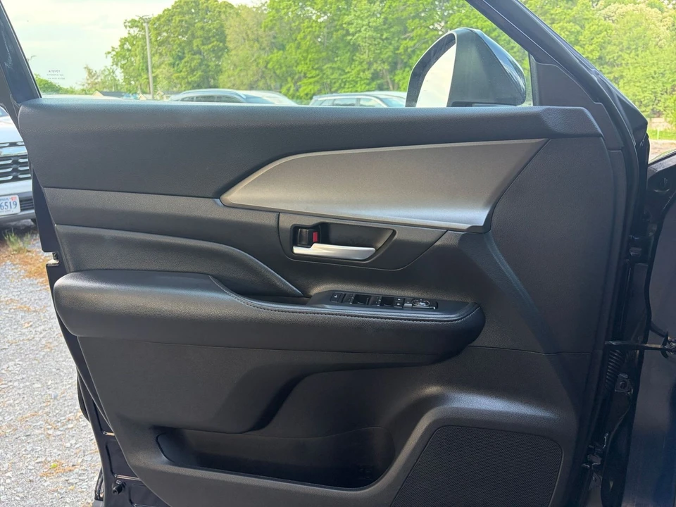 2025 Toyota Highlander - Image 17 of 31