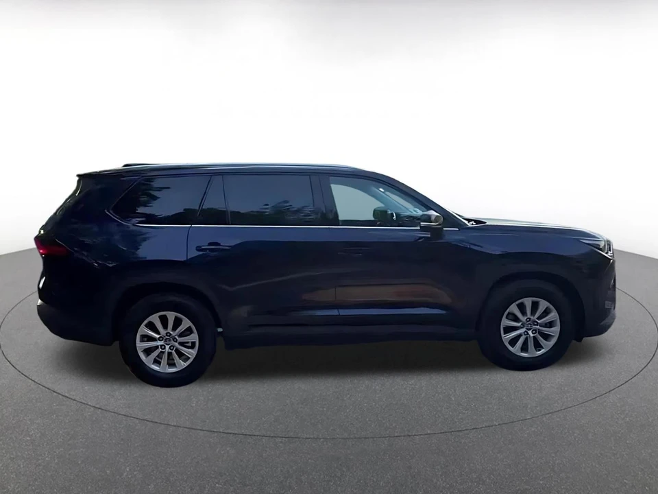 2025 Toyota Highlander - Image 14 of 31