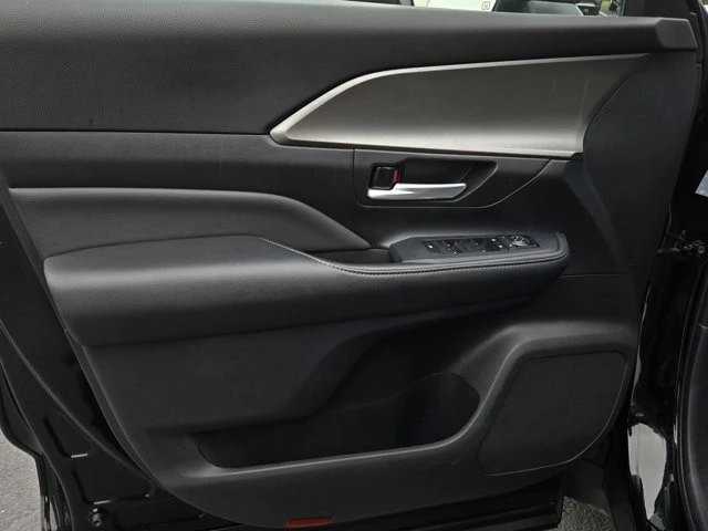 2025 Toyota Highlander - Image 9 of 12