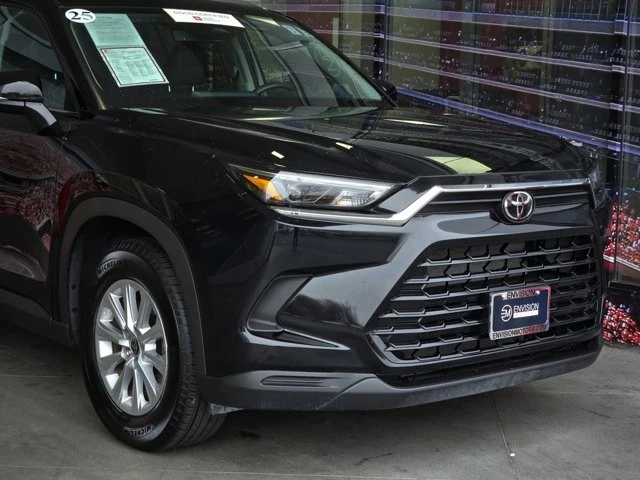 2025 Toyota Highlander - Image 2 of 12