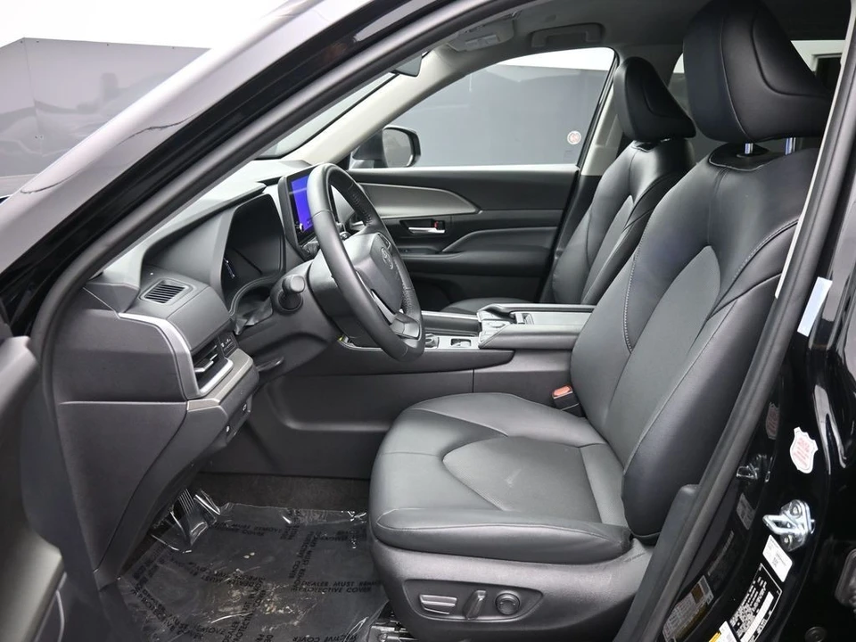 2025 Toyota Highlander - Image 18 of 31