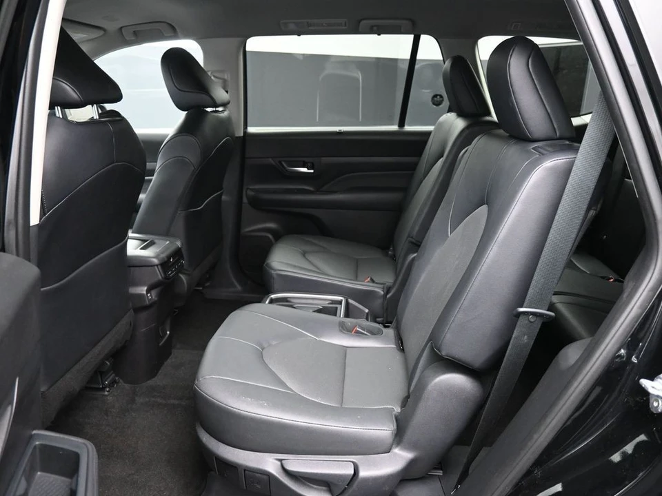 2025 Toyota Highlander - Image 21 of 31