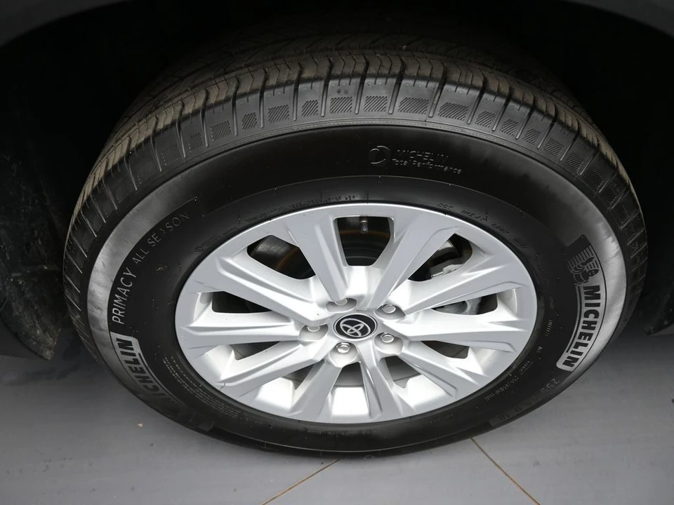 2025 Toyota Highlander - Image 12 of 31