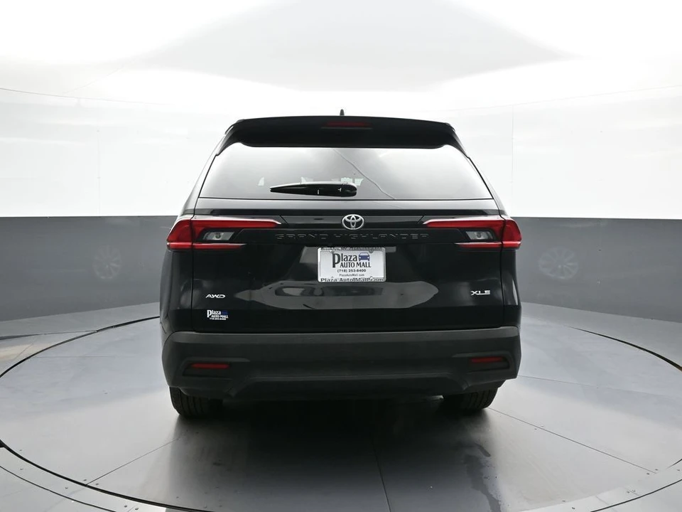 2025 Toyota Highlander - Image 7 of 31