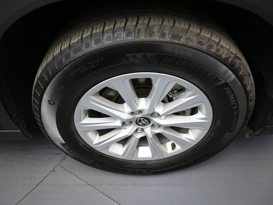 2025 Toyota Highlander - Image 13 of 31