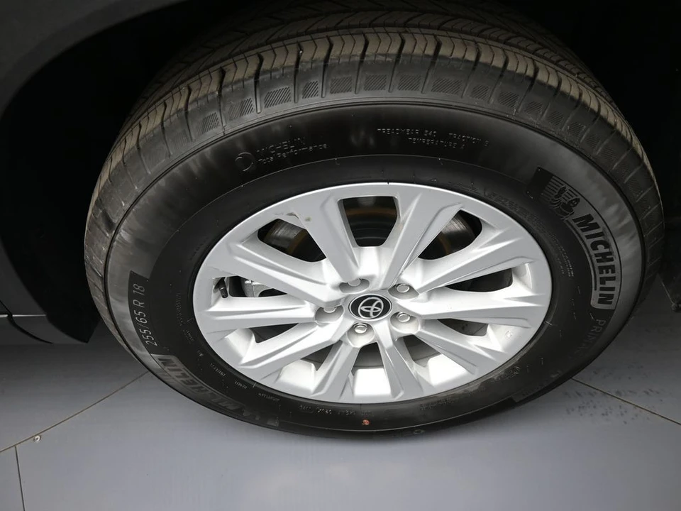 2025 Toyota Highlander - Image 15 of 31