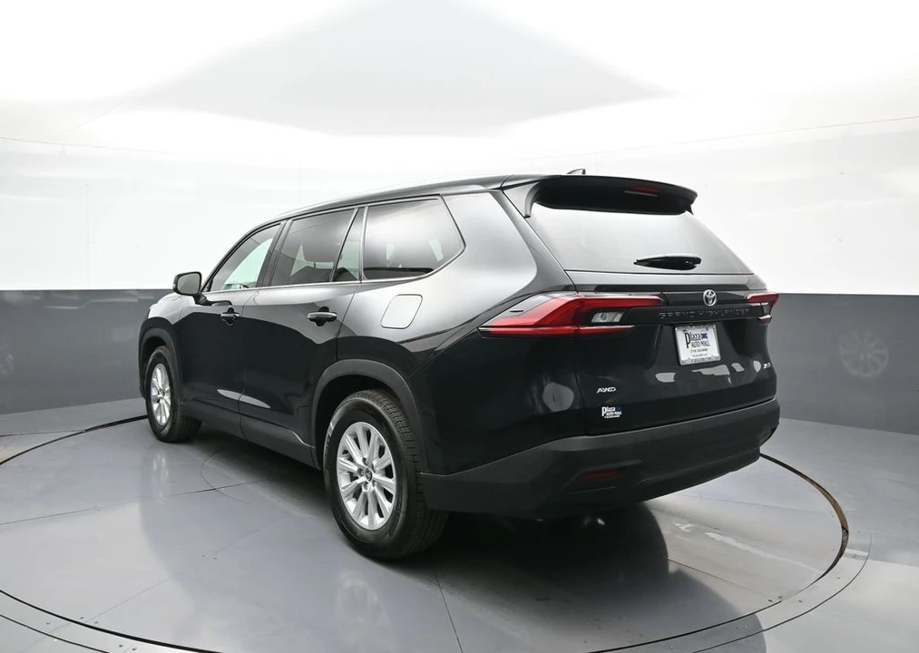 2025 Toyota Highlander - Image 8 of 31
