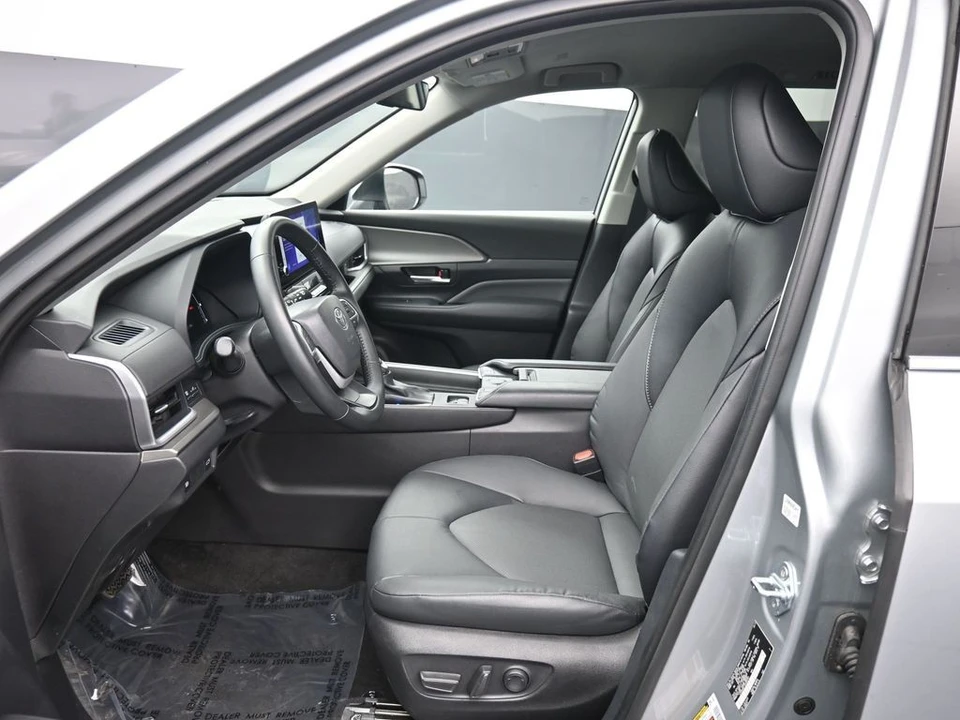2025 Toyota Highlander - Image 18 of 21