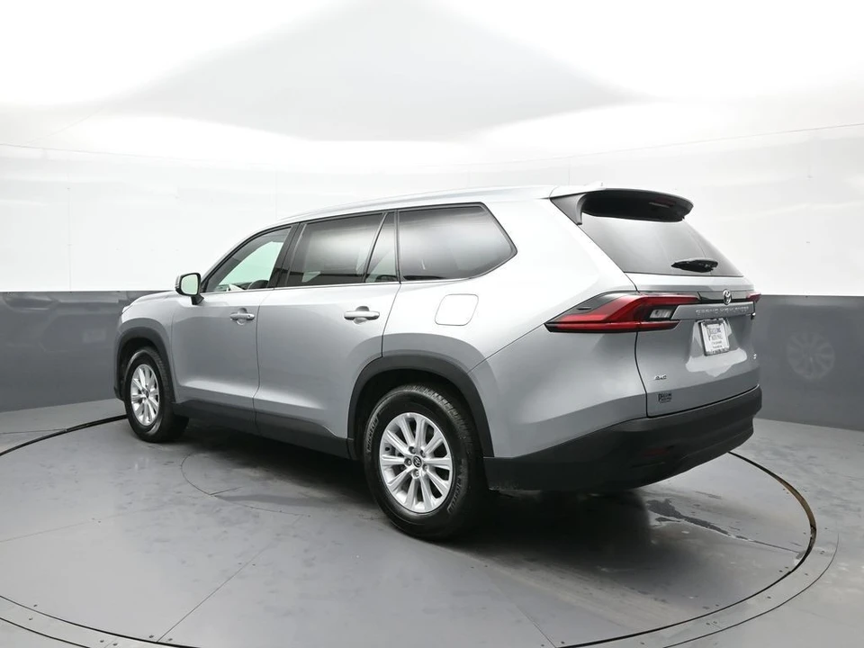 2025 Toyota Highlander - Image 8 of 21