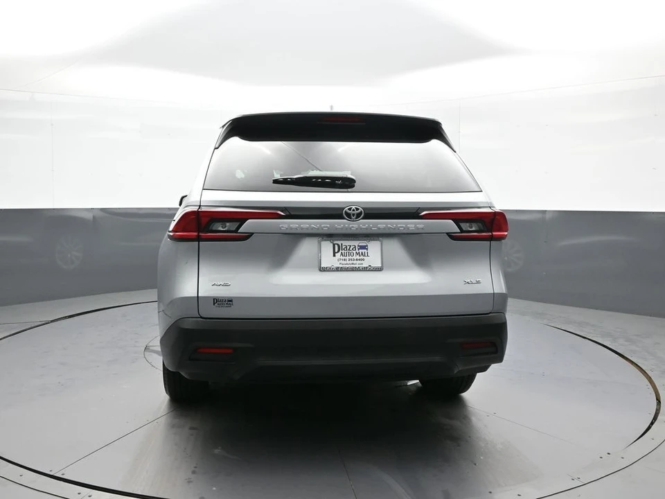 2025 Toyota Highlander - Image 7 of 21