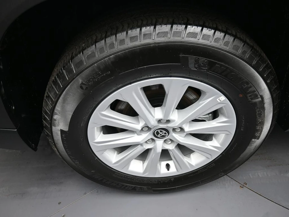 2025 Toyota Highlander - Image 12 of 21