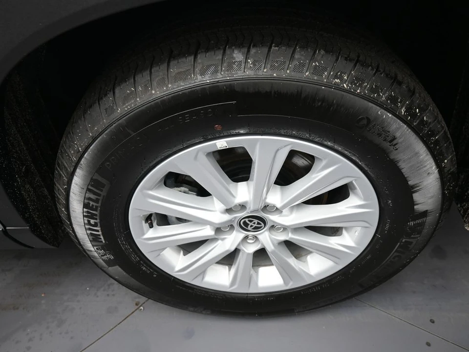 2025 Toyota Highlander - Image 15 of 21