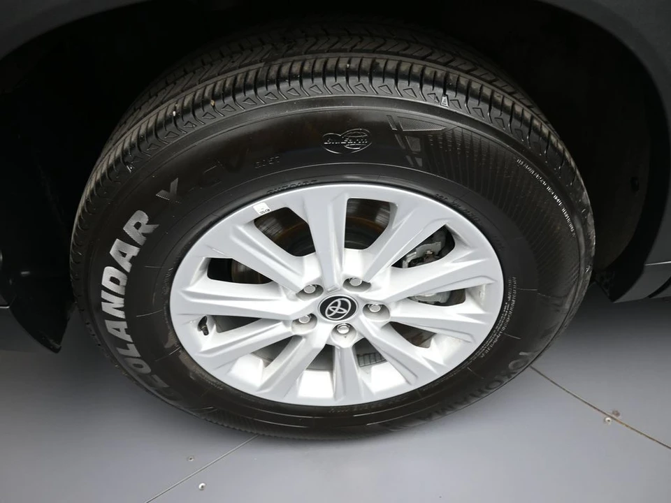 2025 Toyota Highlander - Image 12 of 31