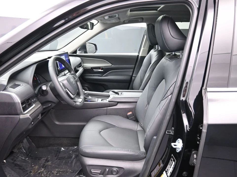 2025 Toyota Highlander - Image 19 of 31