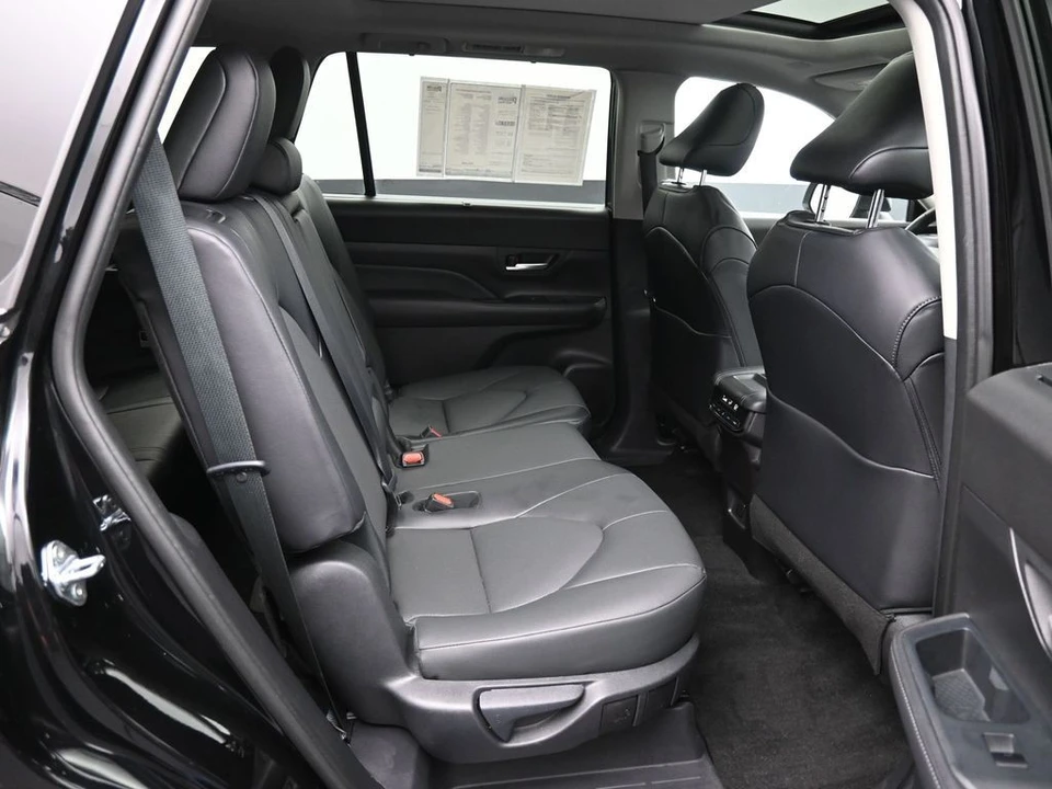 2025 Toyota Highlander - Image 26 of 31