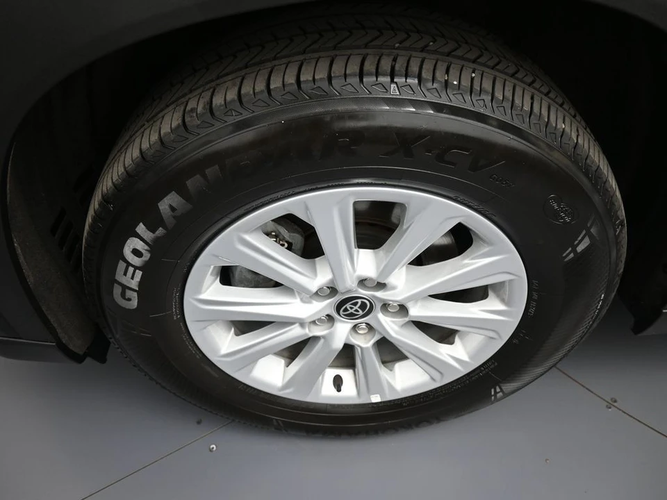 2025 Toyota Highlander - Image 14 of 31