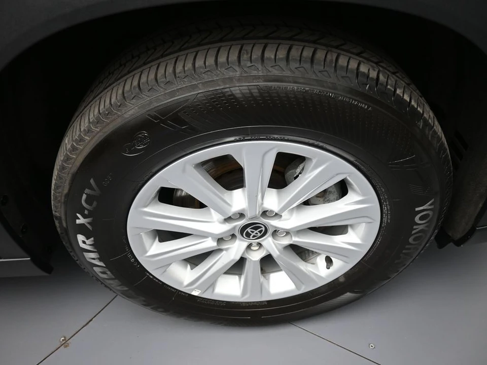 2025 Toyota Highlander - Image 13 of 31