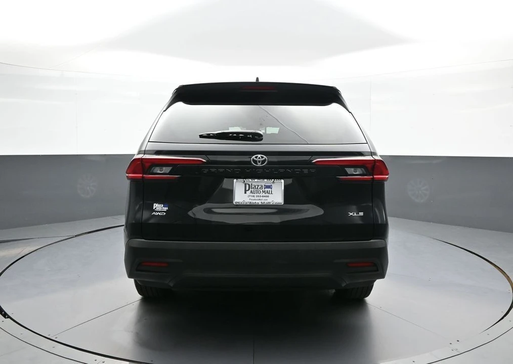 2025 Toyota Highlander - Image 7 of 31