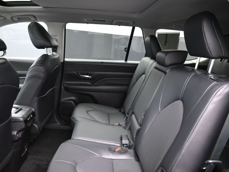 2025 Toyota Highlander - Image 22 of 31