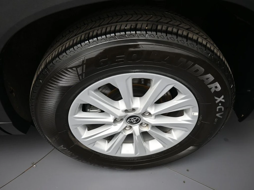2025 Toyota Highlander - Image 15 of 31