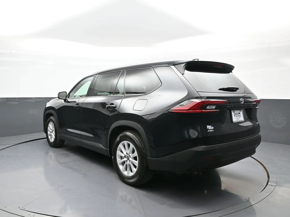 2025 Toyota Highlander - Image 8 of 31