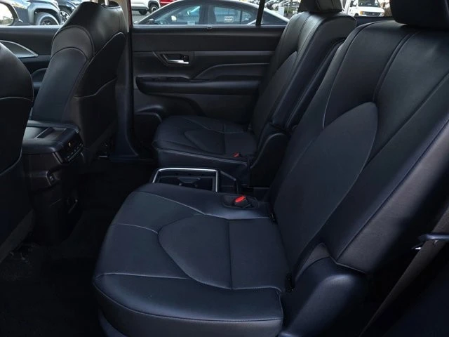 2025 Toyota Highlander - Image 11 of 28
