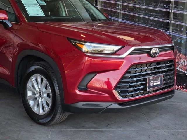 2025 Toyota Highlander - Image 2 of 28