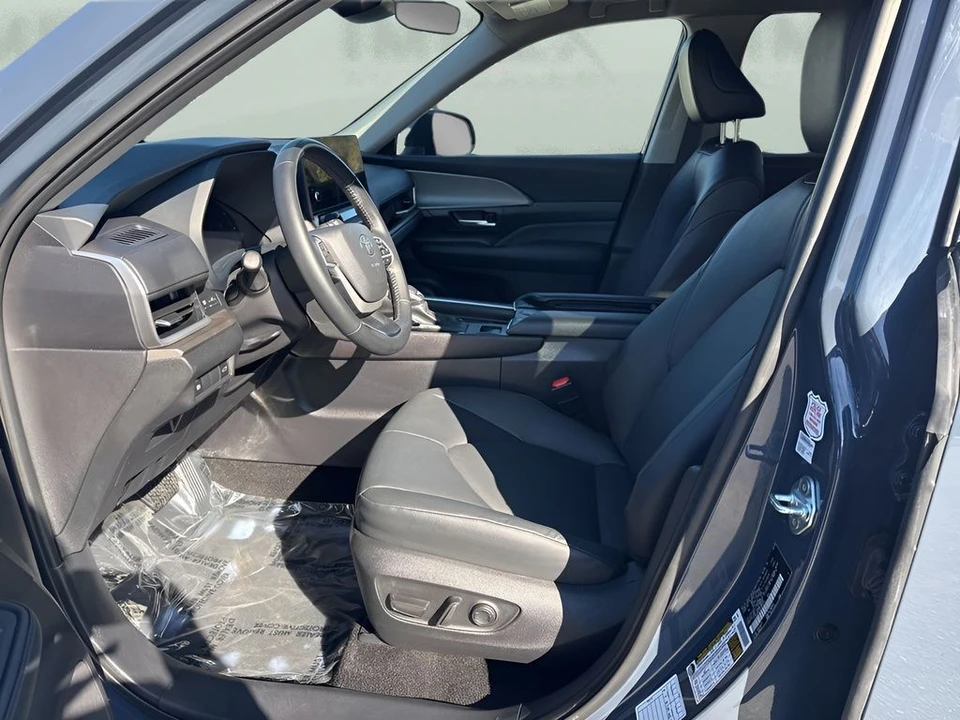 2025 Toyota Highlander - Image 9 of 21