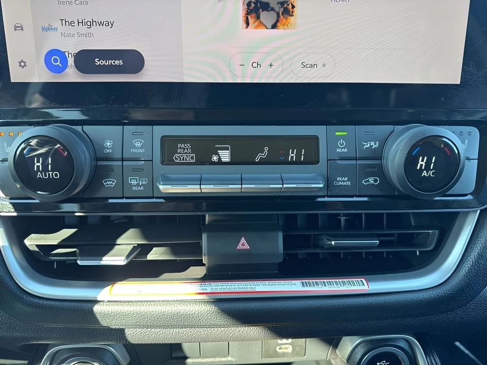 2025 Toyota Highlander - Image 19 of 21
