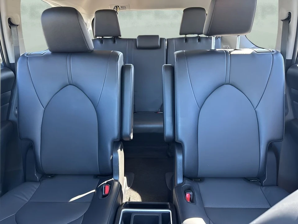 2025 Toyota Highlander - Image 11 of 21