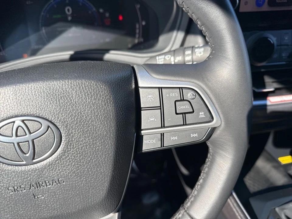 2025 Toyota Highlander - Image 16 of 21