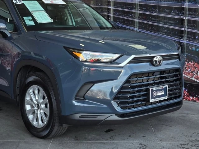 2025 Toyota Highlander - Image 2 of 12