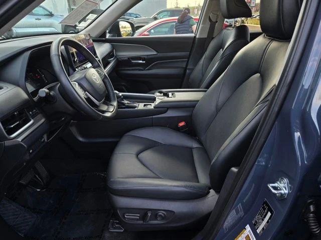 2025 Toyota Highlander - Image 17 of 21