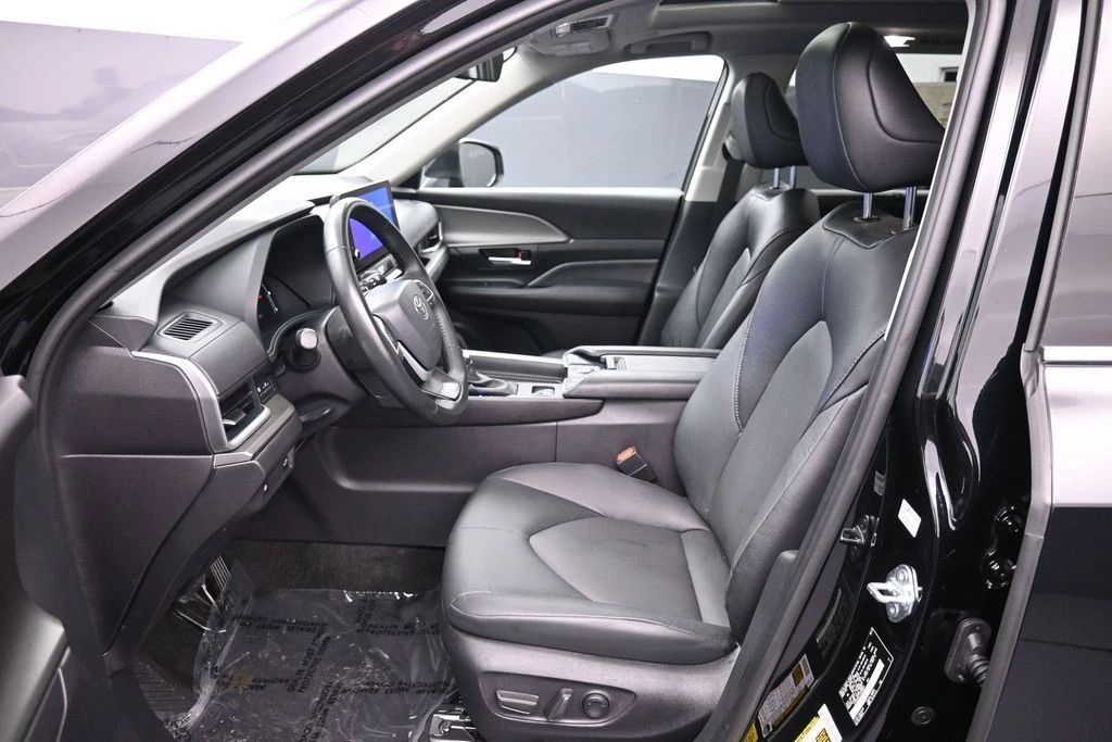 2025 Toyota Highlander - Image 19 of 31