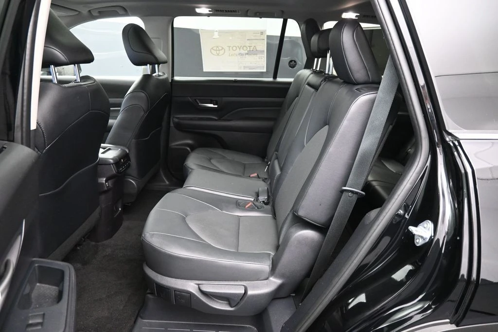 2025 Toyota Highlander - Image 22 of 31