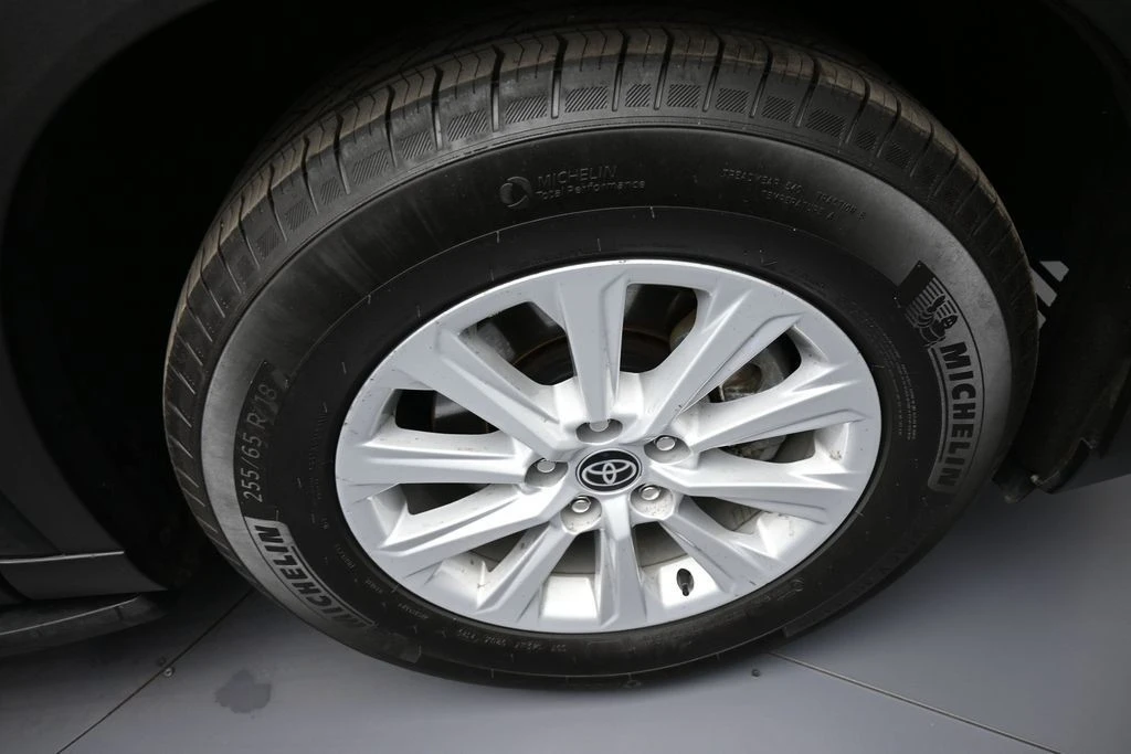2025 Toyota Highlander - Image 13 of 31