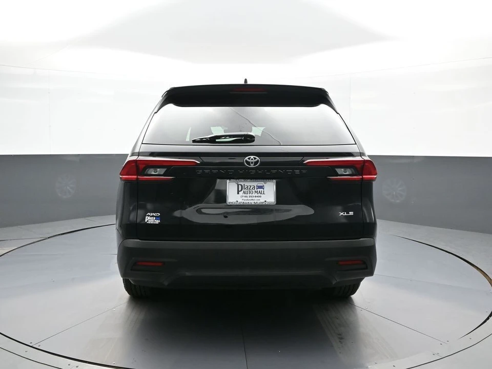 2025 Toyota Highlander - Image 7 of 31