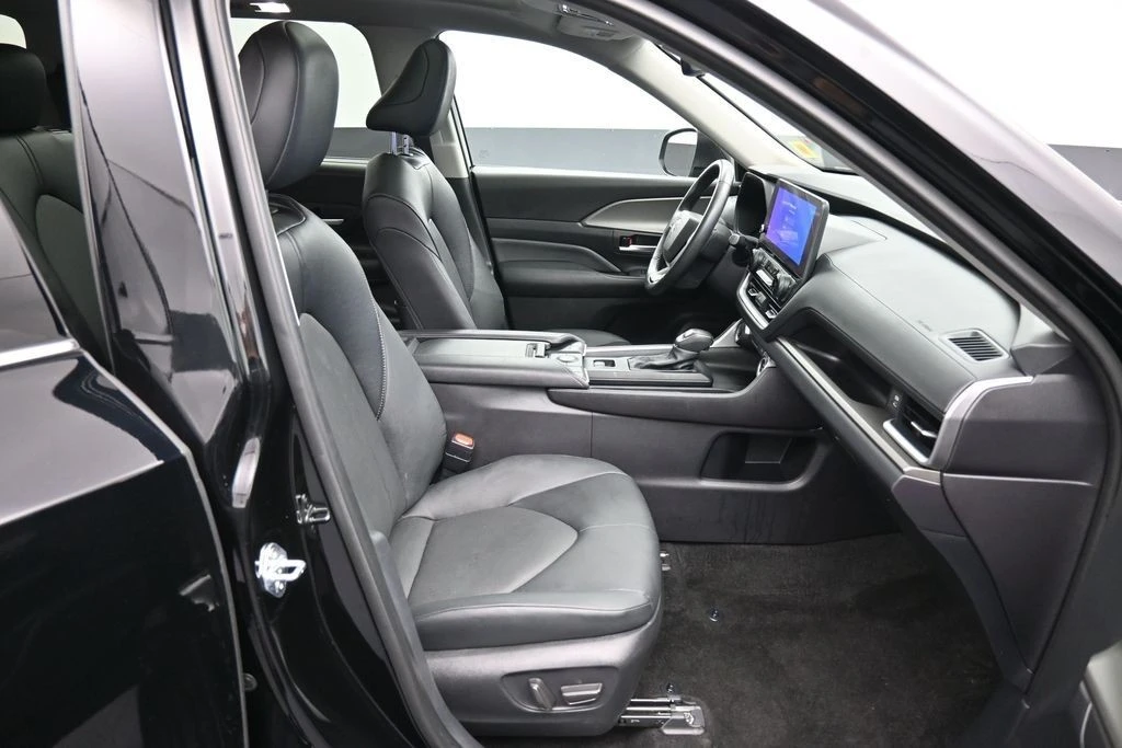 2025 Toyota Highlander - Image 27 of 31