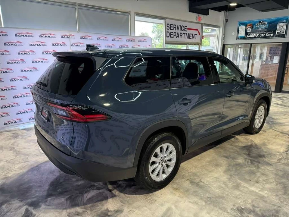 2025 Toyota Highlander - Image 8 of 31