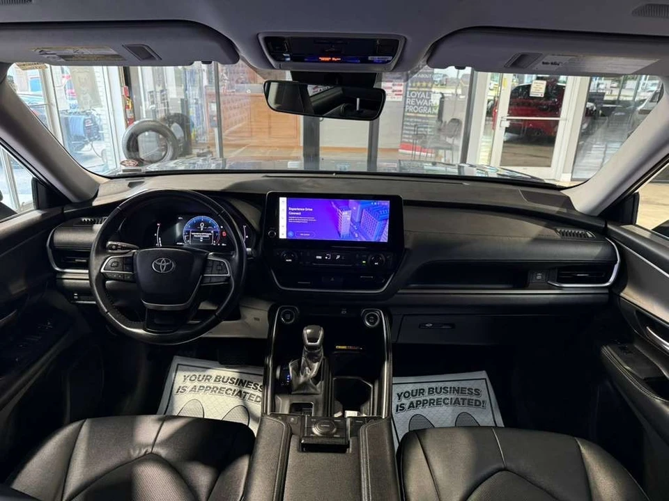2025 Toyota Highlander - Image 24 of 31