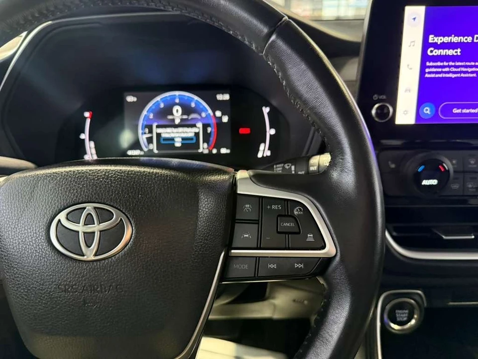 2025 Toyota Highlander - Image 12 of 31