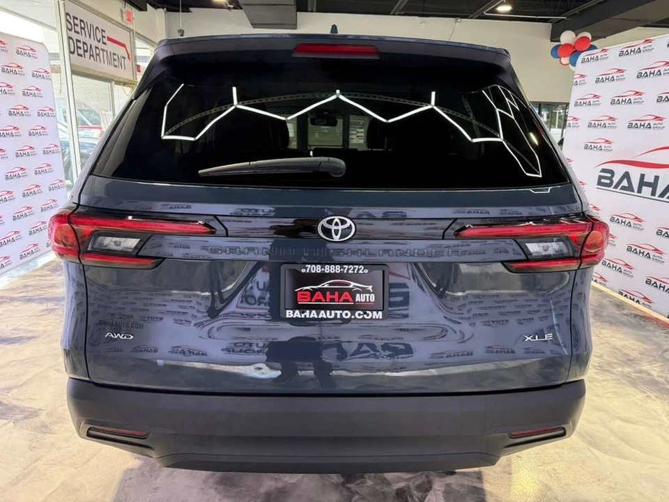 2025 Toyota Highlander - Image 9 of 31